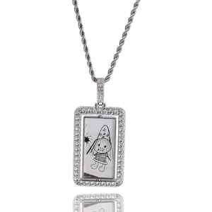 Détail du collier rotatif argenté avec cristaux glacés et chaîne torsadée personnalisée