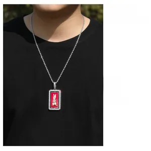Détail de la chaîne hip-hop avec pendentif serti de zircons et motif de chat