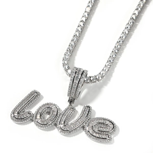 Detailansicht der LOVE-Halskette mit Baguette-Diamanten und Tennis-Kette im Hip-Hop-Stil