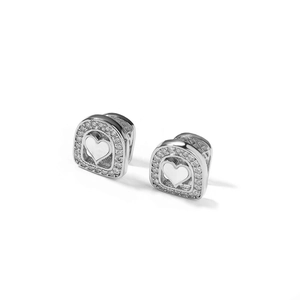 Détail des boucles d'oreilles cœur en argent avec cristaux pavés et structure évidée