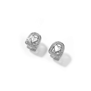 Détail de boucles d'oreilles cœur en argent avec nacre et zircons cubiques scintillants