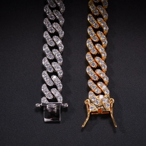 Detail van gouden en zilveren 9mm Cuban enkellandjes met zirkonia stenen en stevige sluiting