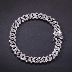 Detailopname van 9mm cubaanse schakelarmband met fonkelende zirkonia stenen