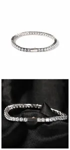 Detail van een 3mm 925 sterling zilveren tennisarmband met moissanite stenen