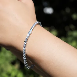 Detail van een 925 zilveren tennisarmband met glanzende ronde zirkonia-stenen ingelegd