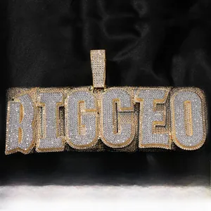 Dettaglio macro del ciondolo BIGCEO in rame placcato oro con pietre di zirconia