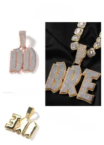 Dettagli macro di ciondoli hip hop iced-out con zirconi scintillanti incastonati