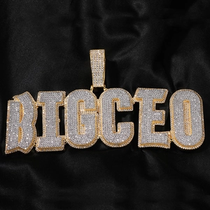 Dettaglio macro del ciondolo BIG CEO in oro con zirconi cubici incastonati stile hip hop