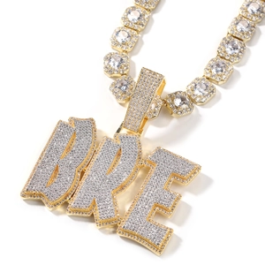 Dettaglio del ciondolo con lettera BKE ghiacciata con zirconi micro-pave placcati oro