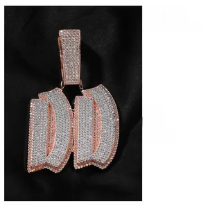 Vista macro dettagliata del ciondolo hip hop lettera DD in oro rosa con pavé di zirconi