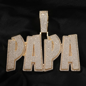 Macro del ciondolo hip-hop PAPA con finitura dorata e pavé di zirconi scintillanti