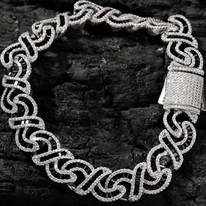 Dettaglio della collana Cuban infinity da 12mm con pietre colorate e fibbia quadrata