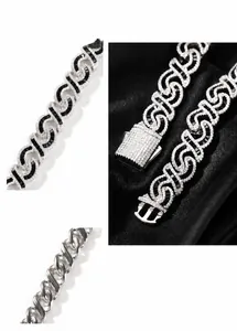 Dettaglio macro della catena cubana 12mm con smalto nero e zirconi stile street fashion