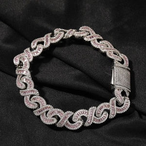 Dettaglio macro del braccialetto hip hop argento con pietre baguette rosa su seta
