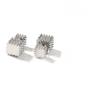 Dettaglio degli orecchini a lobo quadrati argentati con zirconi cubici micro-pave