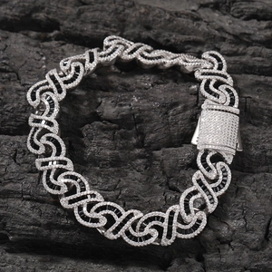 Dettaglio catena Cuban 12mm con zirconi quadrati neri e castone di diamanti bianchi