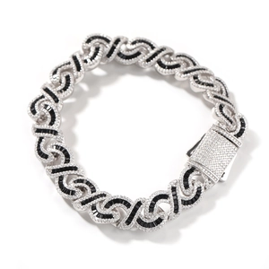 Dettaglio catena Cuban 12mm con pietre baguette nere e pavé di zirconi bianchi lucidi