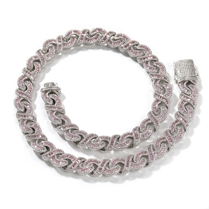 Dettaglio catena cubana 12mm con zirconi a baguette rosa e trasparenti incastonati