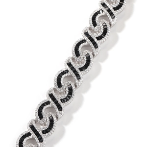 Dettaglio macro della catena cubana 12mm con pietre nere quadrate e pavé di zirconi