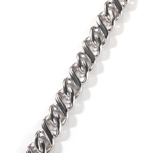 Vista macro di una catena cubana argento 12mm con maglia infinito e pietre di zirconia