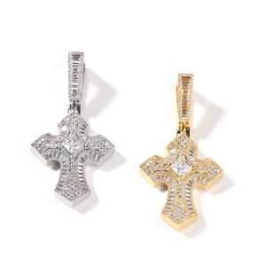 Detalle de colgantes de cruz hip hop en oro y plata con circonitas de corte baguette