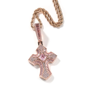 Detalle del colgante de cruz hip hop con circonitas rosas y cadena de cordón de oro rosa