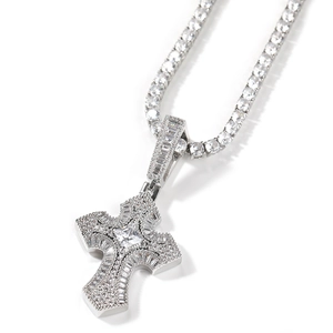 Primer plano del colgante de cruz iced out con circonitas en corte baguette y princesa