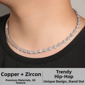 Dettaglio della collana a stella hip hop in rame e zirconia indossata da un modello