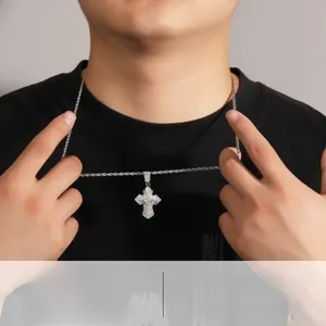 Detail der Kreuz-Halskette mit Mikro-Zirkonia-Besatz und gedrehter Kordelkette für Damen