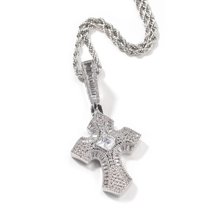 Detalle del colgante de cruz hip hop plateado con piedras de circonita y cadena de cuerda