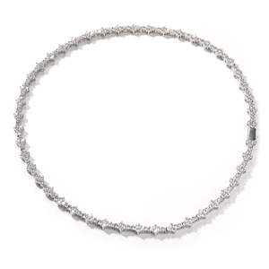 Dettaglio della collana hip hop argento con catena tennis di zirconi brillanti incastonati