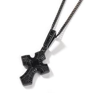 Detalle del collar con colgante de cruz hip hop con circonitas negras