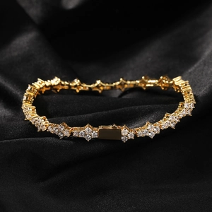 Dettaglio del bracciale a maglie stella dorata con zirconi su seta nera lussuosa