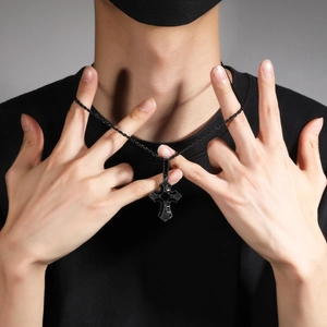 Collar con colgante de cruz negra hip hop con circonitas cuadradas para hombre moda