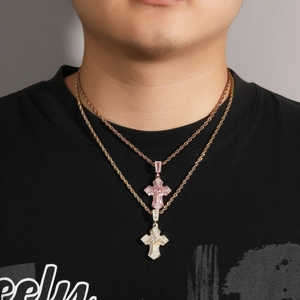 Detail der zweilagigen Kreuz-Anhänger Halsketten mit Zirkonia-Besatz auf einem Herrenmodel