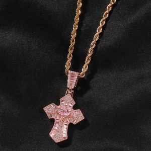 Makroansicht von Roségold-Kreuzanhänger mit Zirkonia-Besatz auf schwarzem Seidenhintergrund