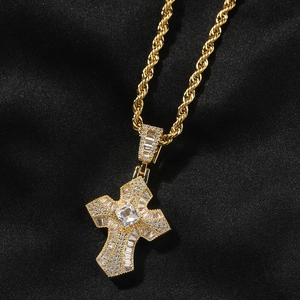 Detaillierte Nahaufnahme eines Hip-Hop Kreuzanhängers mit Zirkonia-Besatz und goldener Kordelkette