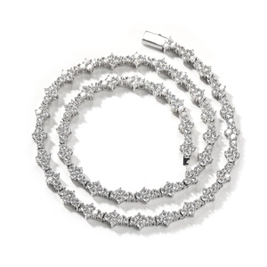 Dettaglio macro della collana tennis hip hop argento con cluster di zirconi a stella