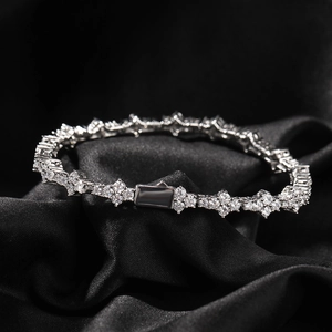 Dettaglio del bracciale hip-hop argento con maglie a stella e pavé di zirconi cubici