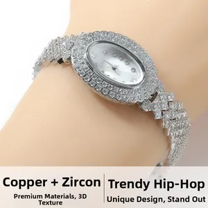 Détail d'une montre à quartz ovale de luxe au poignet avec zircons et bracelet cuivre