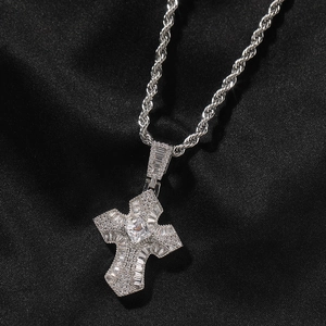 Nahaufnahme des Iced-Out Silberkreuz-Anhängers mit Zirkonia auf schwarzem Seidenhintergrund