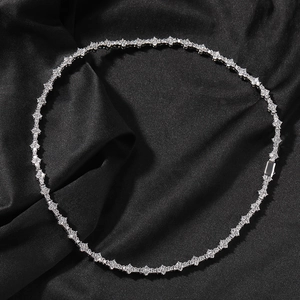 Dettaglio di una collana tennis hip hop con cristalli scintillanti su seta nera liscia