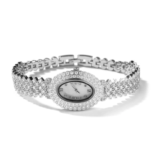 Détail de montre ovale argentée avec bracelet pavé de zircons et chiffres romains
