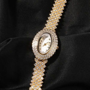 Montre à quartz ovale dorée pour femme avec bracelet serti de diamants et cadran blanc