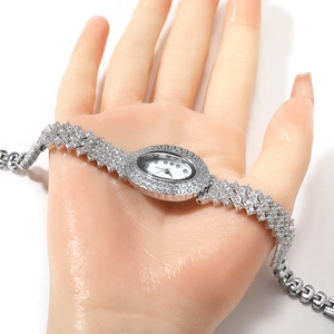 Détail de montre luxe pour femme avec cadran ovale et cristaux de zircon scintillants