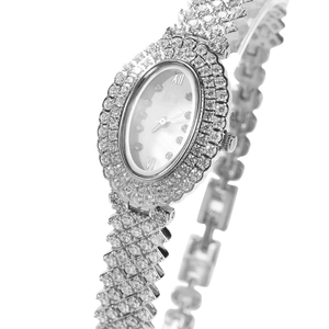 Montre ovale argentée pour femme avec incrustation de zircon et chiffres romains