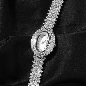 Montre à quartz luxe pour femme avec cadran ovale et incrustation de zircone