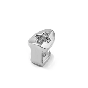 Macro detail van zilveren hiphop grillz met zirkonia stenen en een kruisontwerp