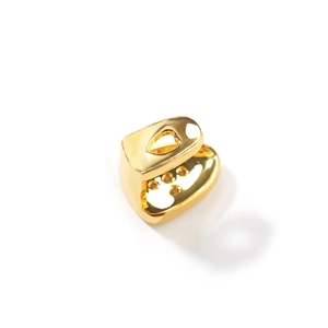 Macro-detail van vergulde hiphop grillz met hartuitsnijding en zirkonia-inlegwerk