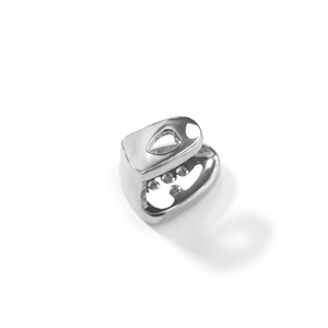 Detail van hoogglans gepolijste zilveren ring met hartontwerp en zirkonia inlays